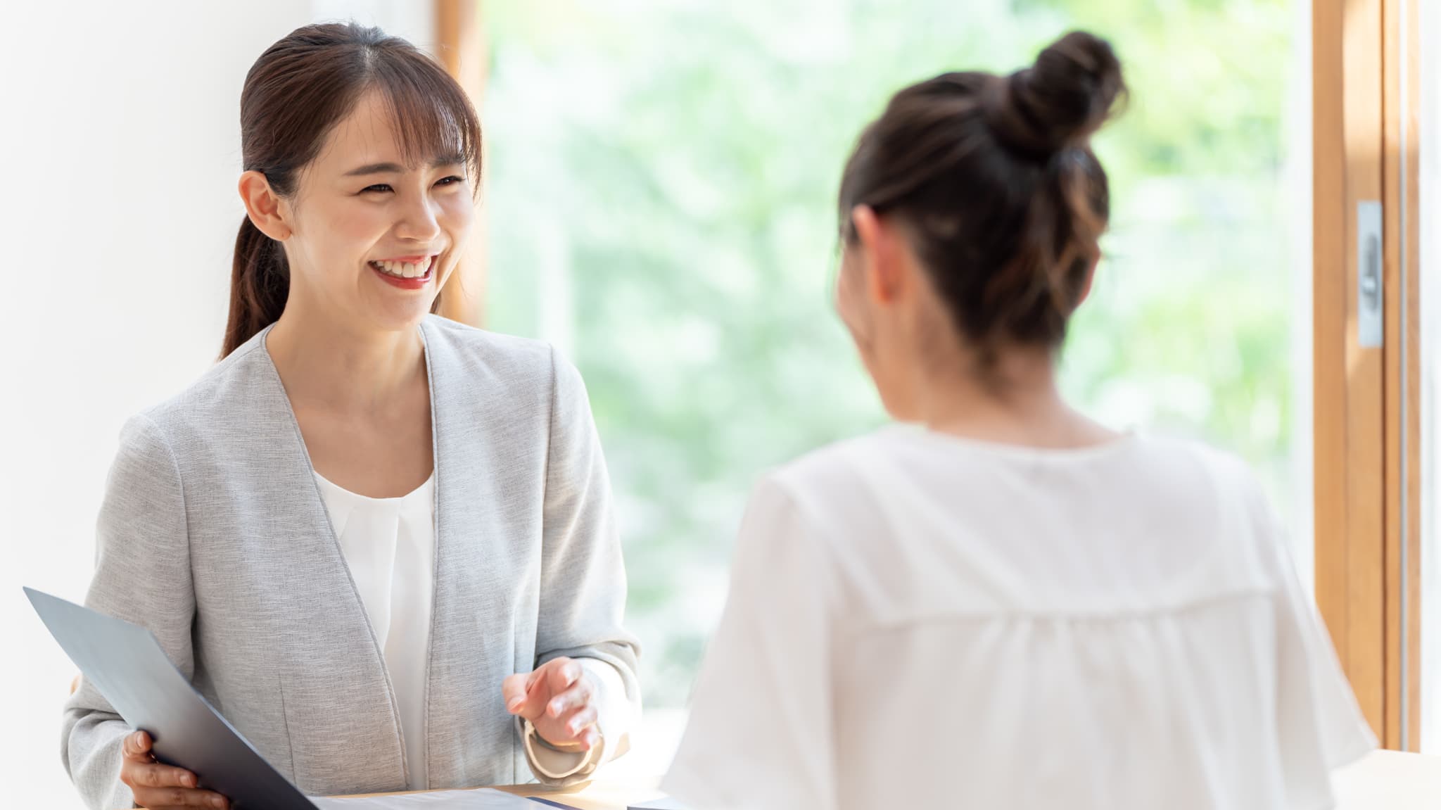 女性がカウンセラーに相談している
